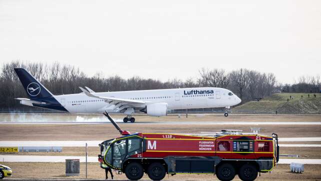 Zwangsübernachtung im Flugzeug - Kritik von Feuerwehr