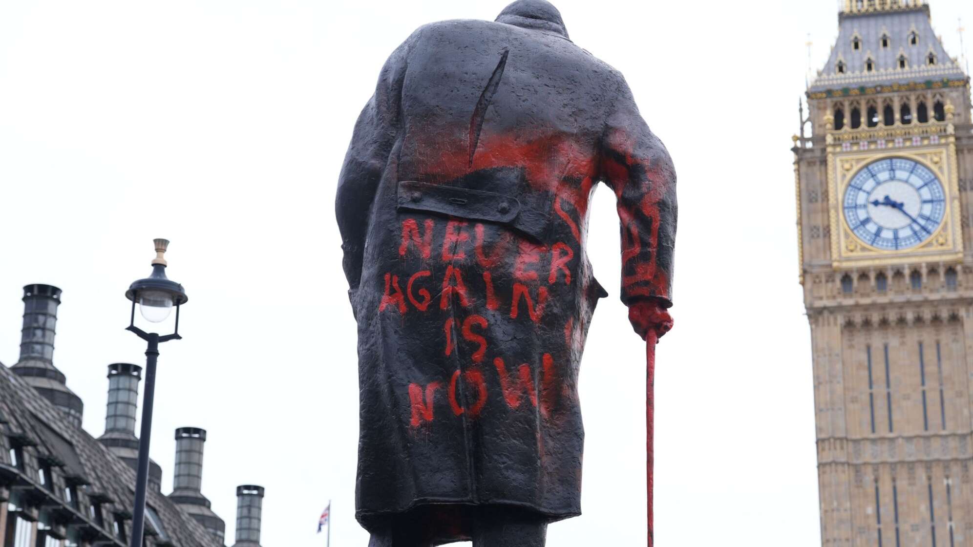 Berühmte Statue von Churchill in London beschmiert