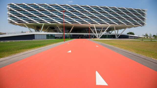 Adidas setzt sich im Streit um Drei-Städte-Tram durch