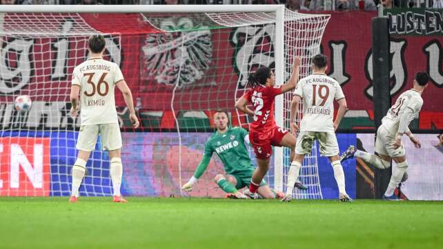 Jubiläumssieg dank Hacken-Tor: Augsburg verschärft FC-Sorgen