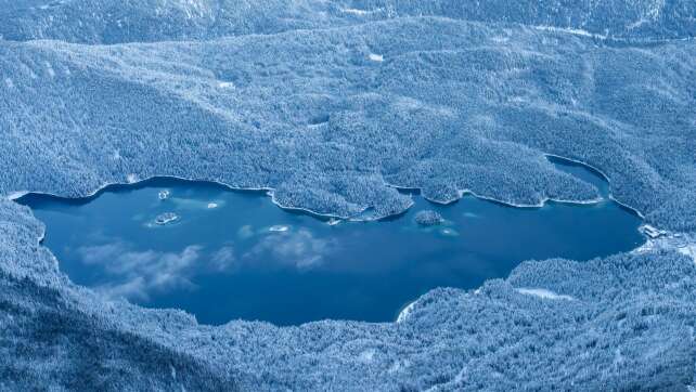 Drei Menschen brechen am Eibsee ins Eis ein