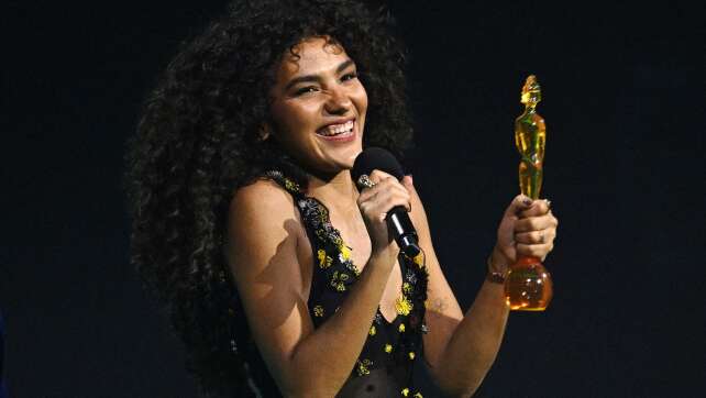 Olivia Dean gewinnt vier Brit Awards