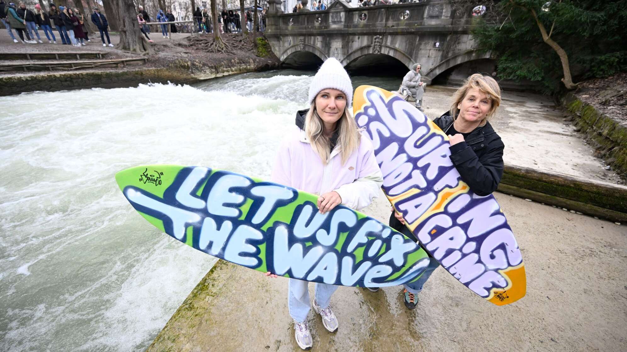 Demonstration gegen das Surfverbot an der Eisbachwelle
