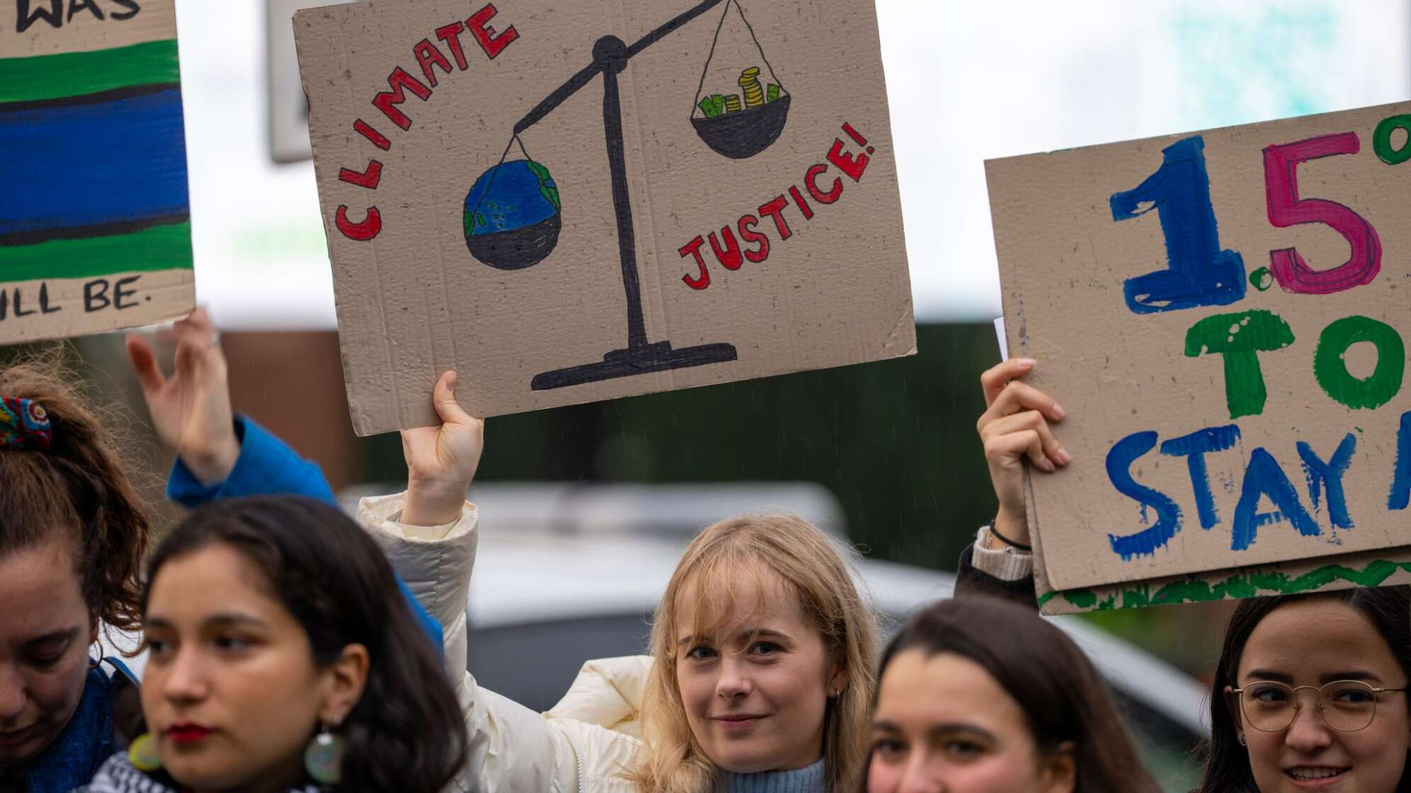 Klima-Protest vor dem internationalen Gerichtshof
