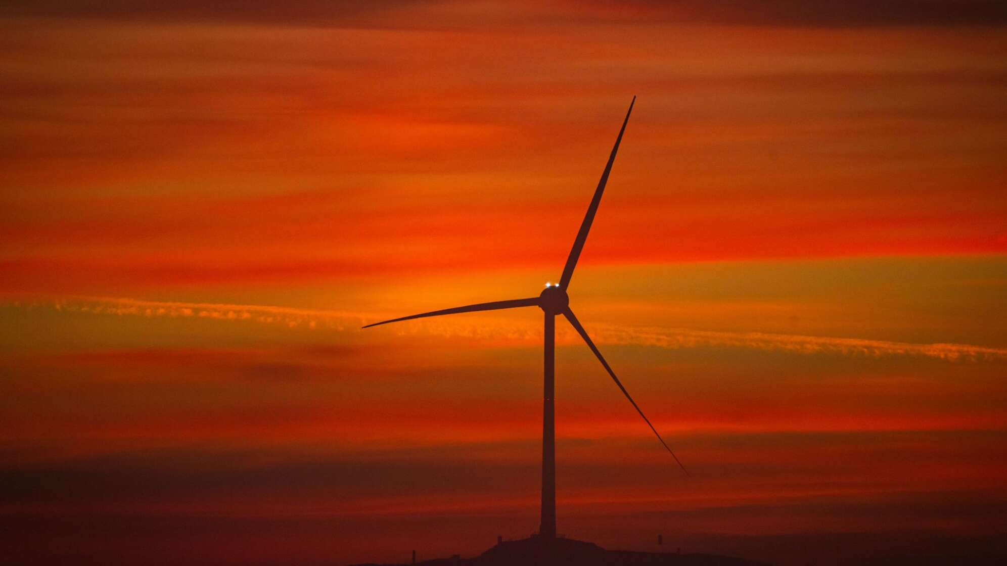 Sonnenaufgang hinter Windrad