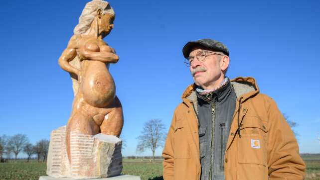 Statue von nackter Frau an Bundesstraße sorgt für Aufregung