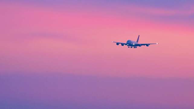 Festsitzende Touristen: Erstes Flugzeug aus Dubai unterwegs