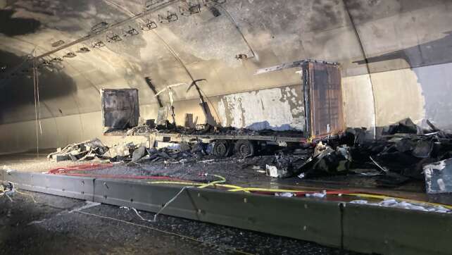 Lkw mit Kühlschränken brennt in Autobahntunnel