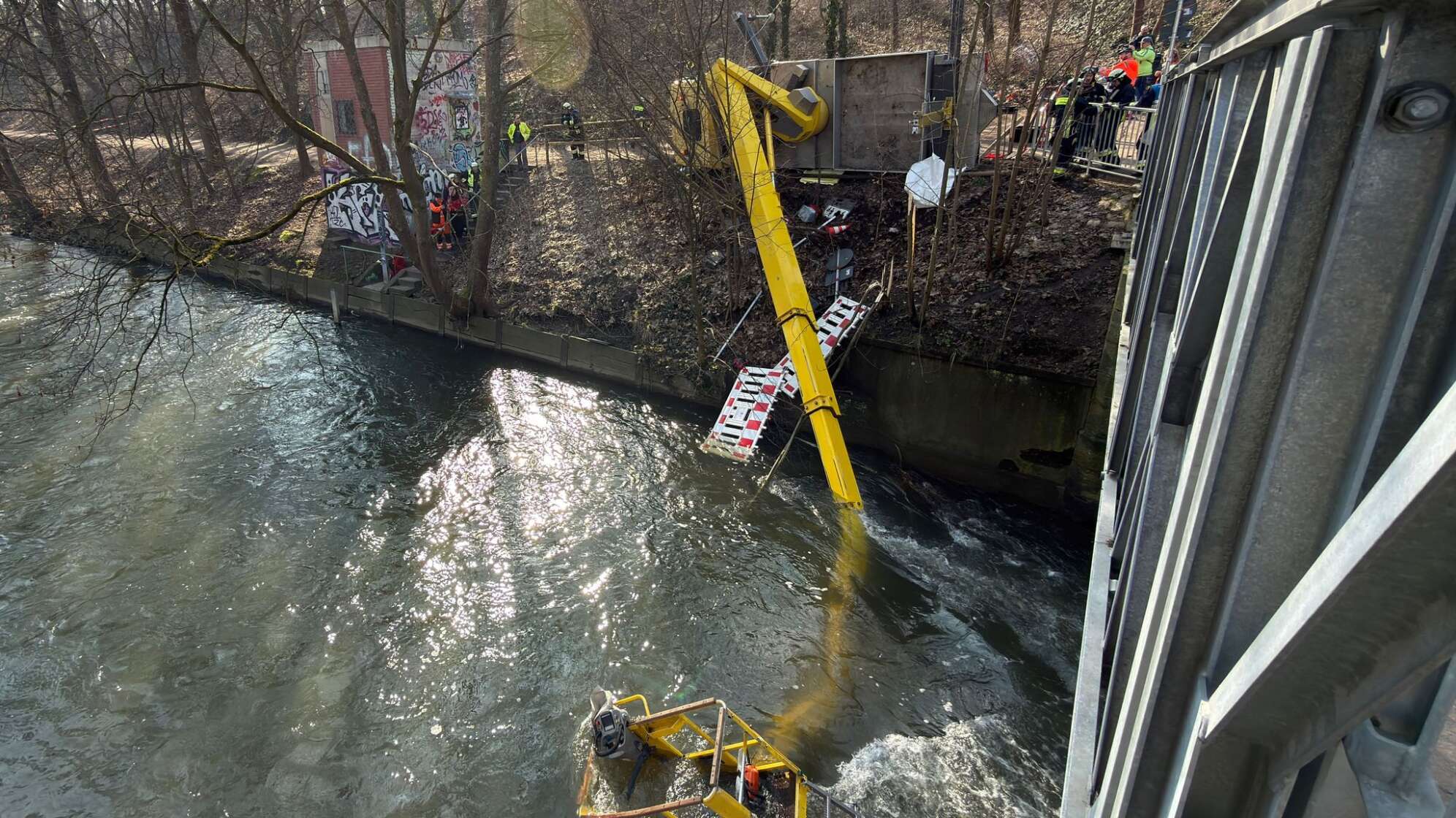 Lkw mit Arbeitsbühne in Pegnitz gekippt