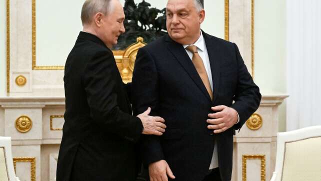 Putin übergibt Budapests Außenminister zwei Kriegsgefangene