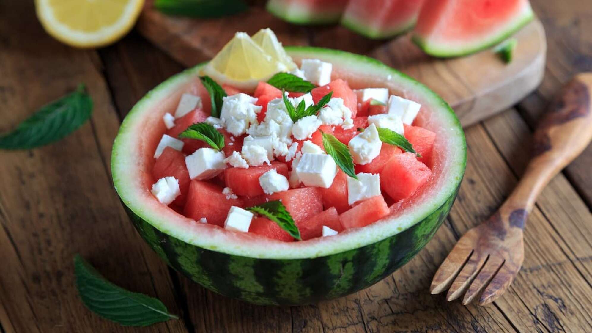 Ausgehüllte Wassermelone gefüllt mit Stücken, Feta, Minze und Zitrone