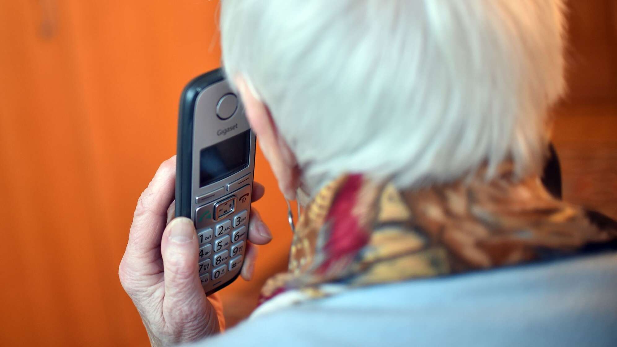 Seniorin mit Telefon