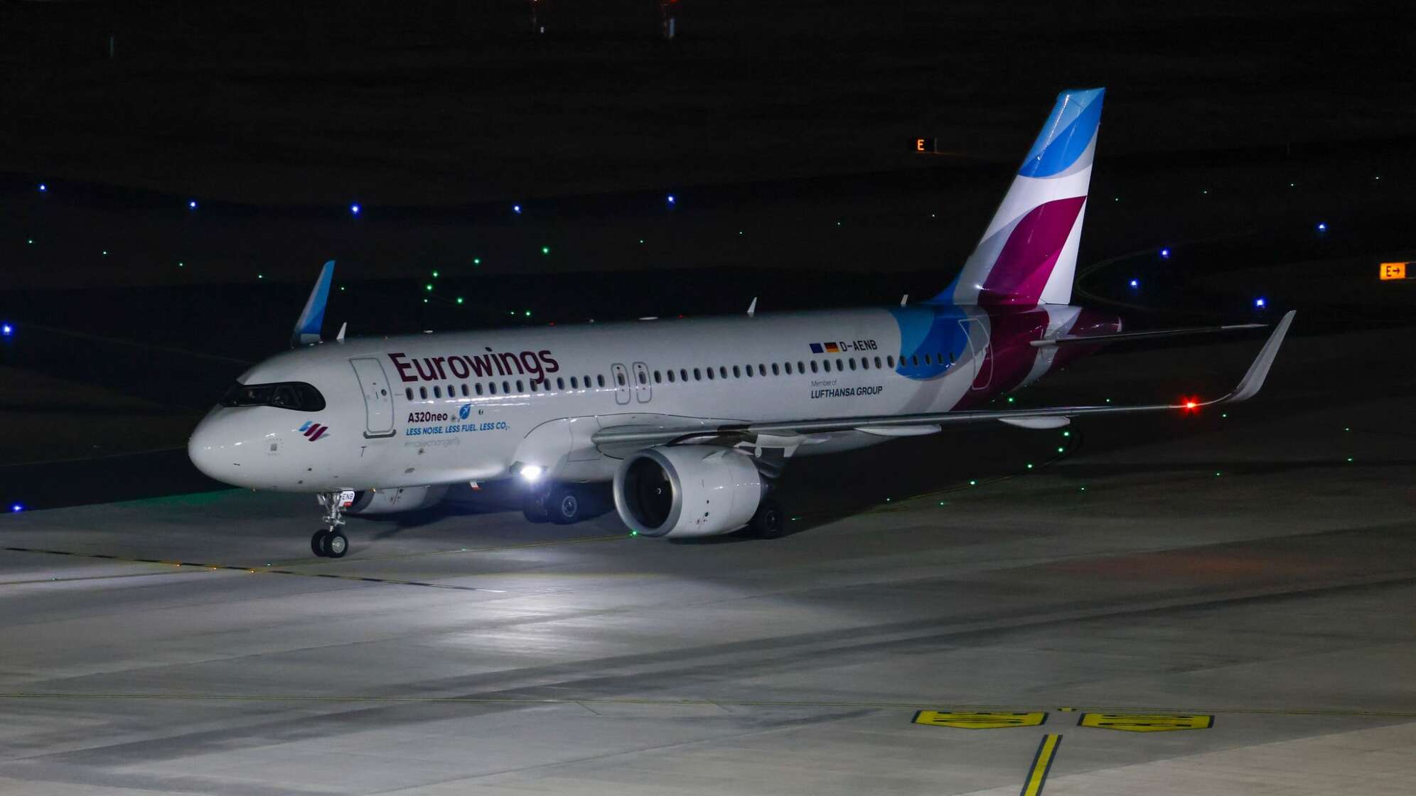 Eurowings-Evakuierungsflieger kommt am Flughafen Köln Bonn an