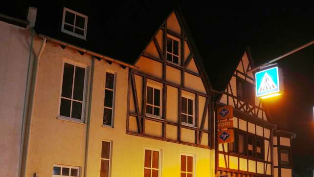 Meteoritenteil beschädigt Hausdach - weitere Untersuchungen