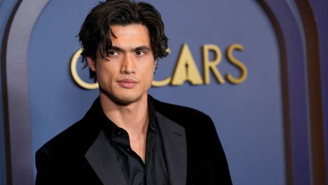 Charles Melton ist Vater geworden und zeigt Familienfotos