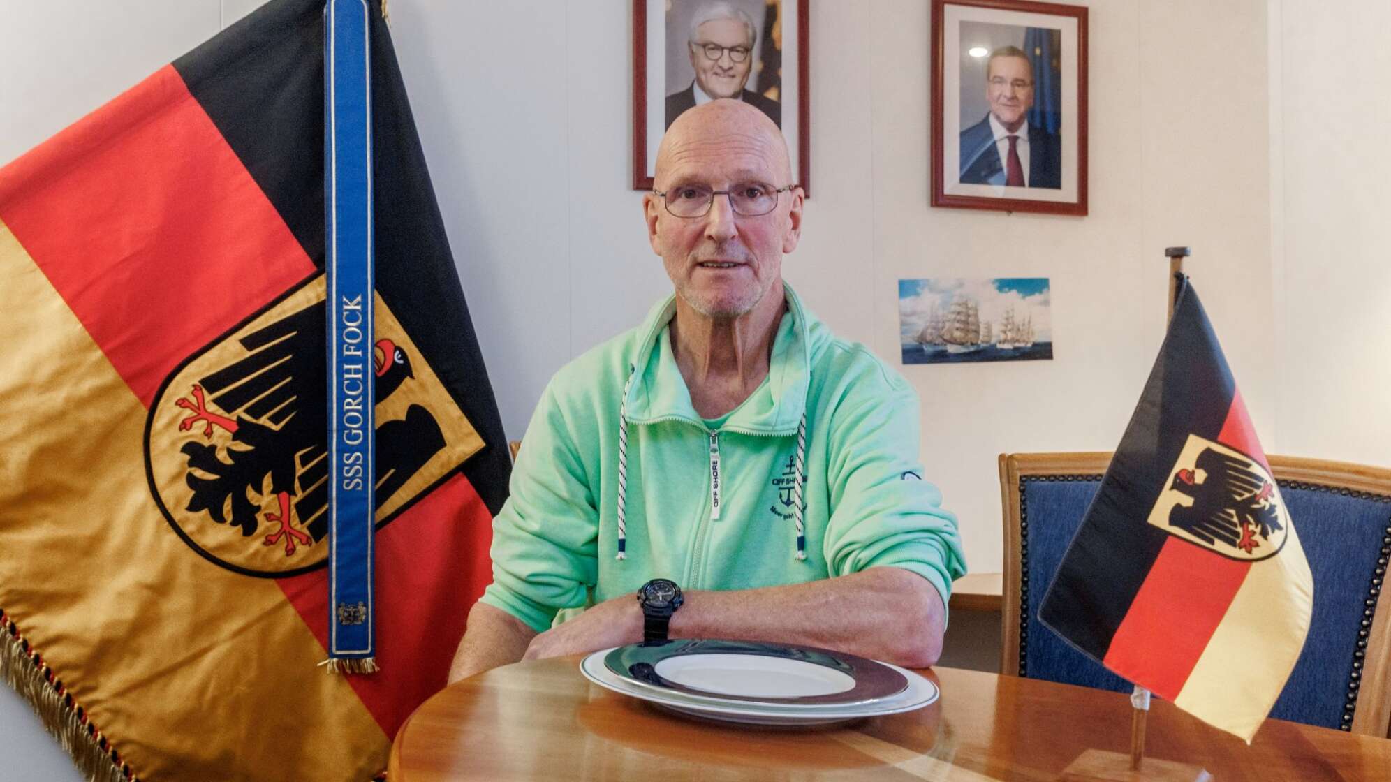 Verabschiedung vom Chef-Stewart der "Gorch Fock"