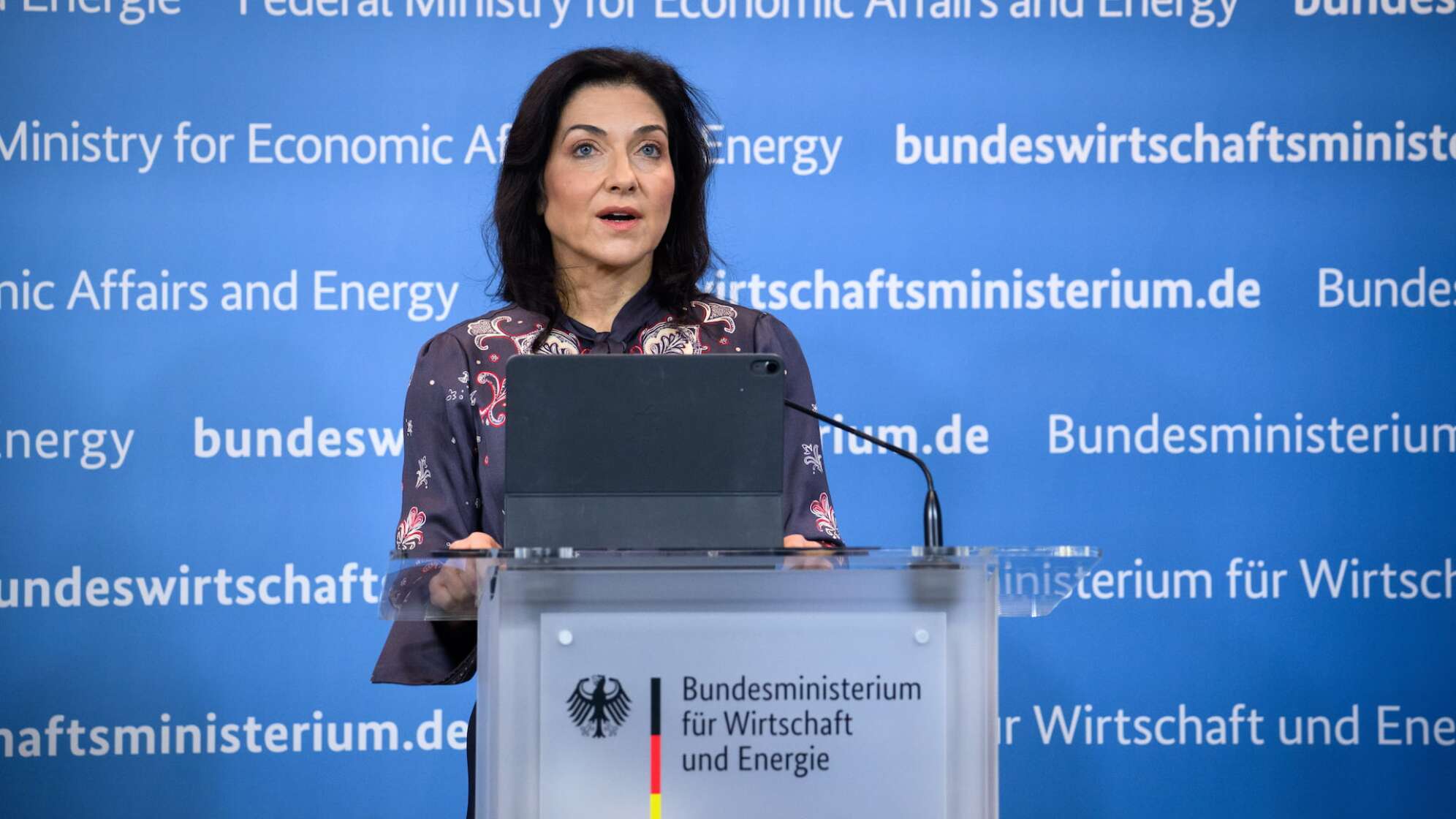 Berlin: Katherina Reiche (CDU), Bundesministerin für Wirtschaft und Energie, äußert sich bei einer Pressekonferenz zur Freigabe von Ölreserven und zur Überprüfung von Spritpreisen.