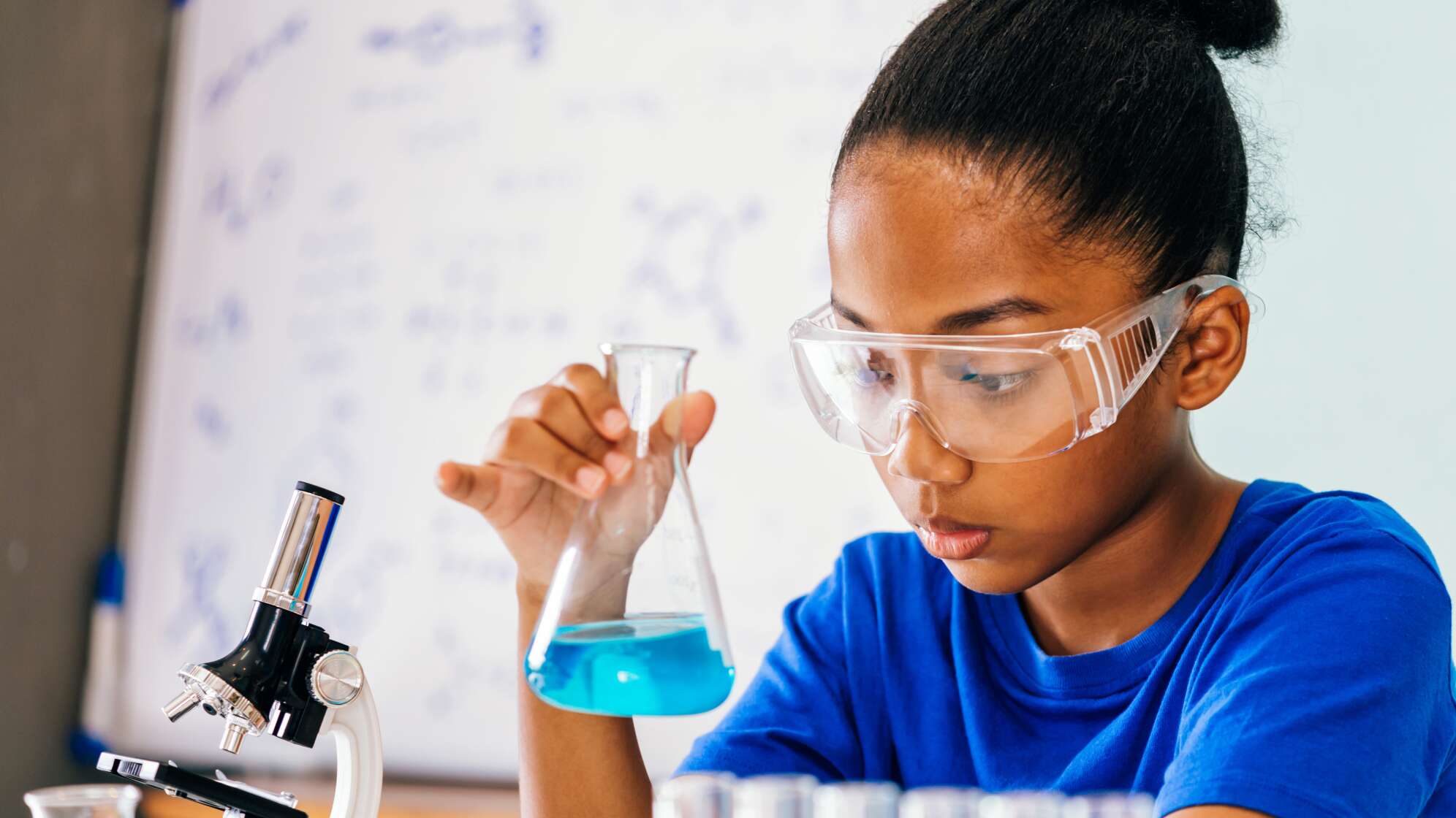 Kind arbeitet in Wissenschaft