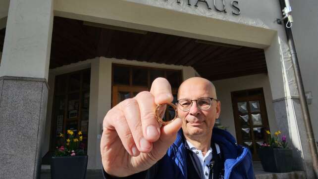 Ehering auf Raststätte verloren – ehrlicher Finder hilft