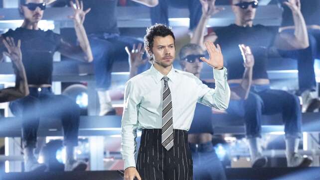 Styles steigt auf Platz eins ein