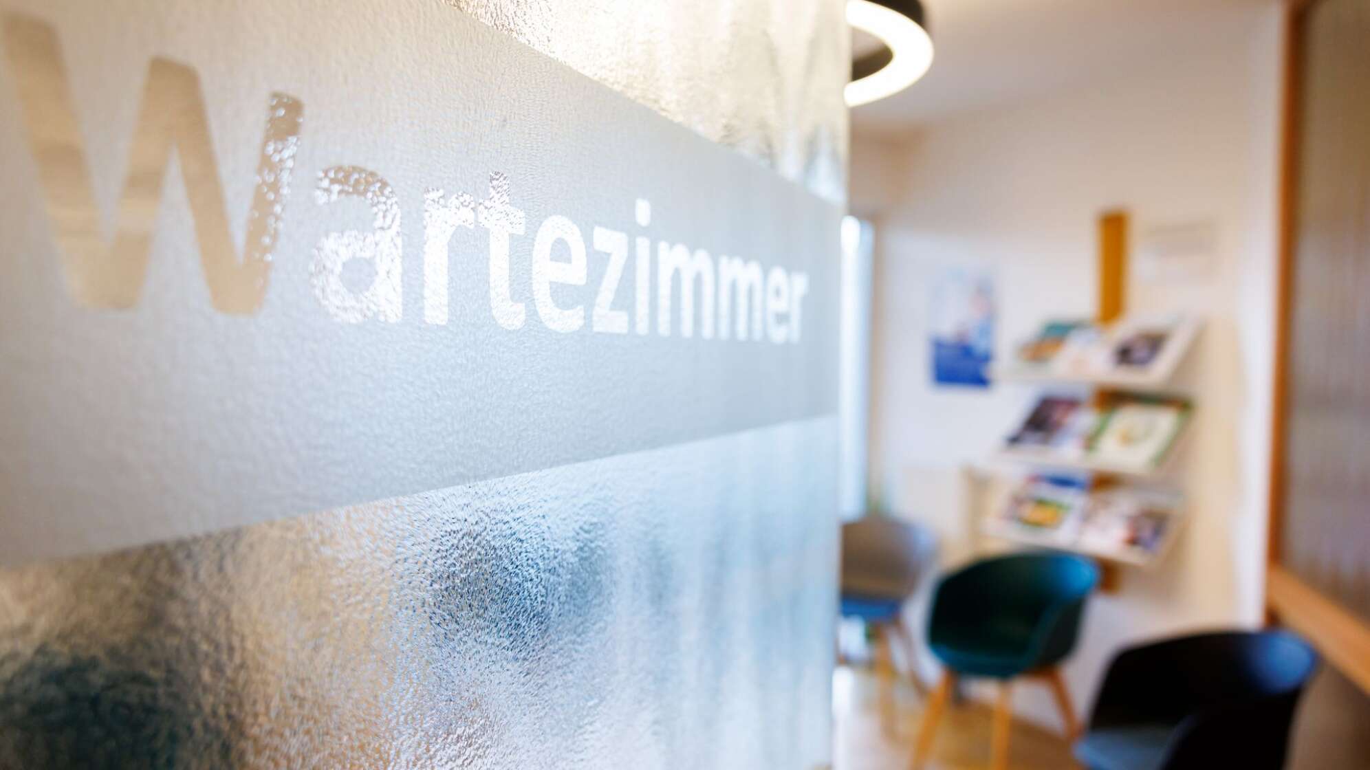 Wartezimmer in Hausarztpraxis