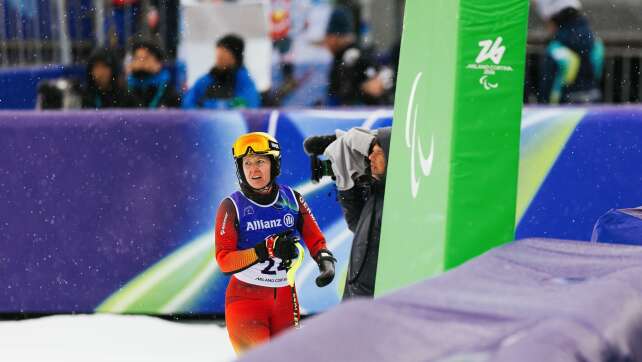 Andrea Rothfuss und Christian Schmiedt tragen deutsche Fahne