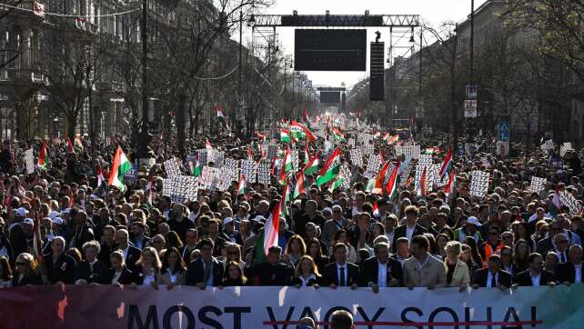 Riesige Demonstrationen läuten Wahlkampffinale in Ungarn ein