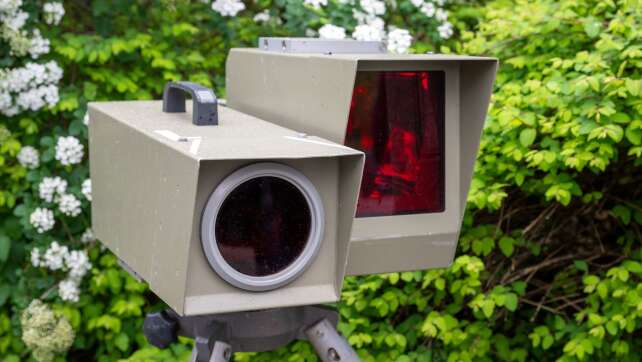 Blitzer mit Bettlaken verhüllt