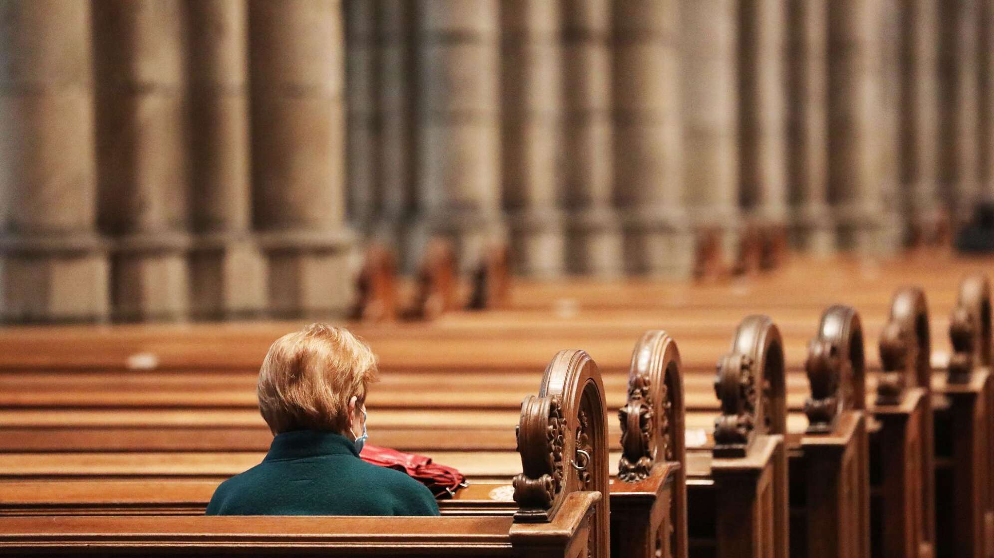 Eine Frau im Kölner Dom