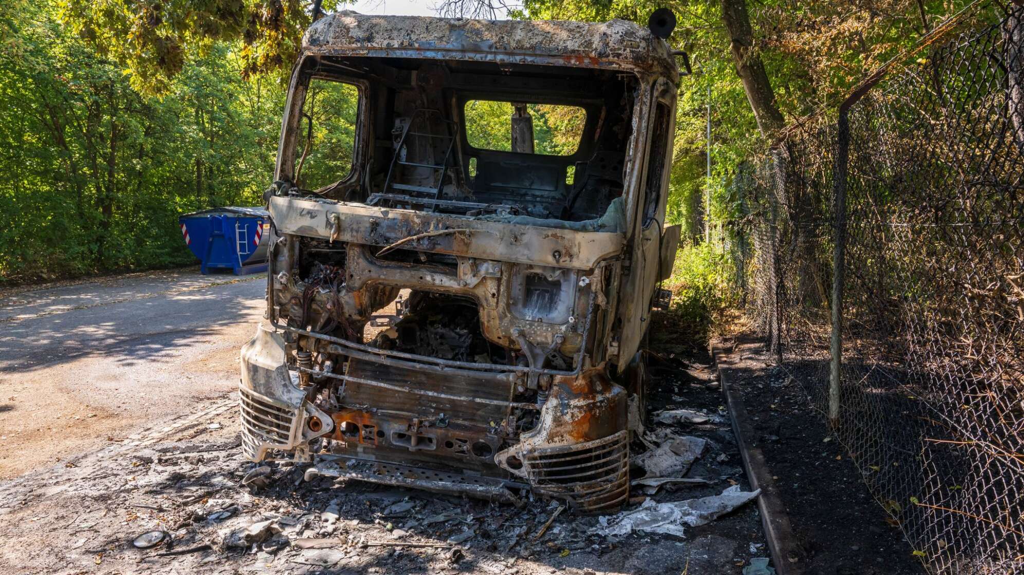 Baufahrzeuge auf Baustelle angezündet