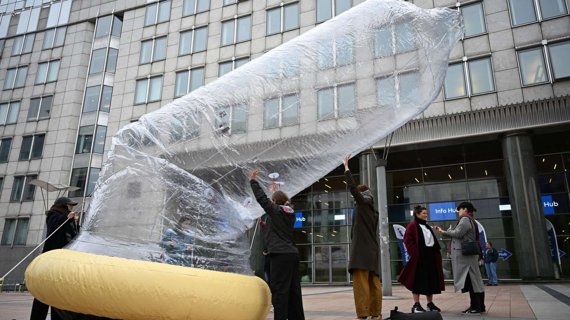 Kondom vor dem EU-Parlament