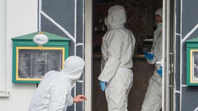 Unbekannter erschießt zwei Menschen in Lokal