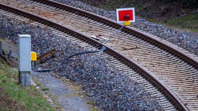 Kabel an Bahnstrecke in Oberbayern angezündet