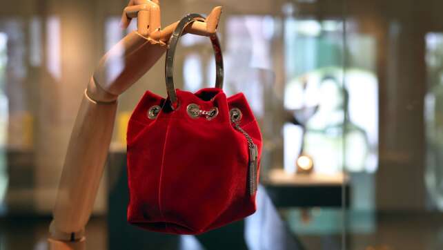 Niemals ohne: Frauen und ihre Handtaschen