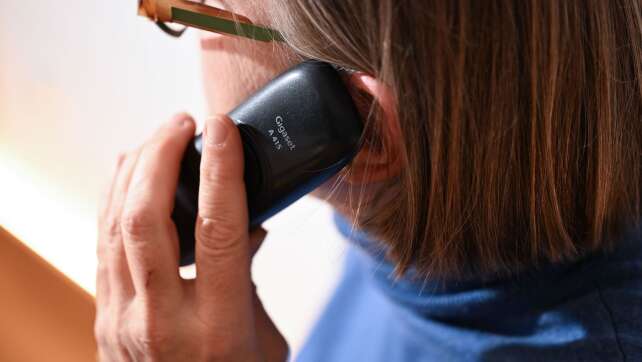 21-Jähriger spielt Seniorin und überführt Telefonbetrüger