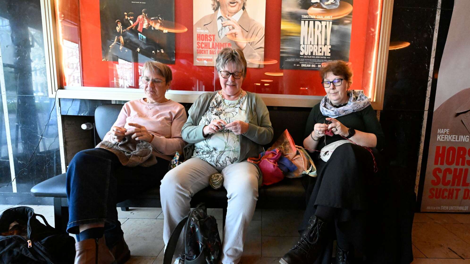 Mit Stricknadel und Wollknäuel ins Kino