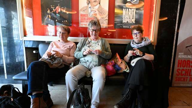 Mit Stricknadel und Wollknäuel ins Kino