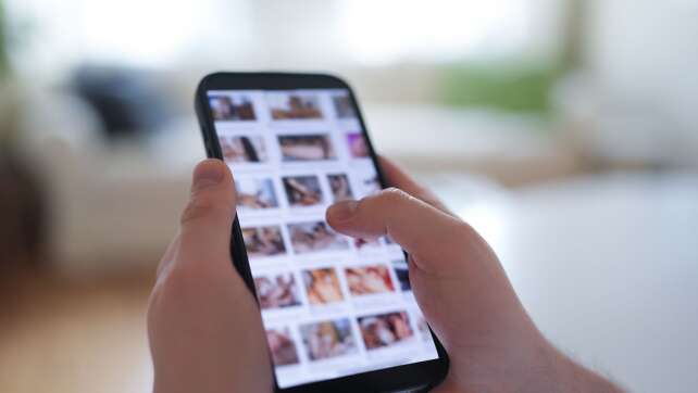 Prominente Rednerinnen bei Demo gegen digitale Gewalt