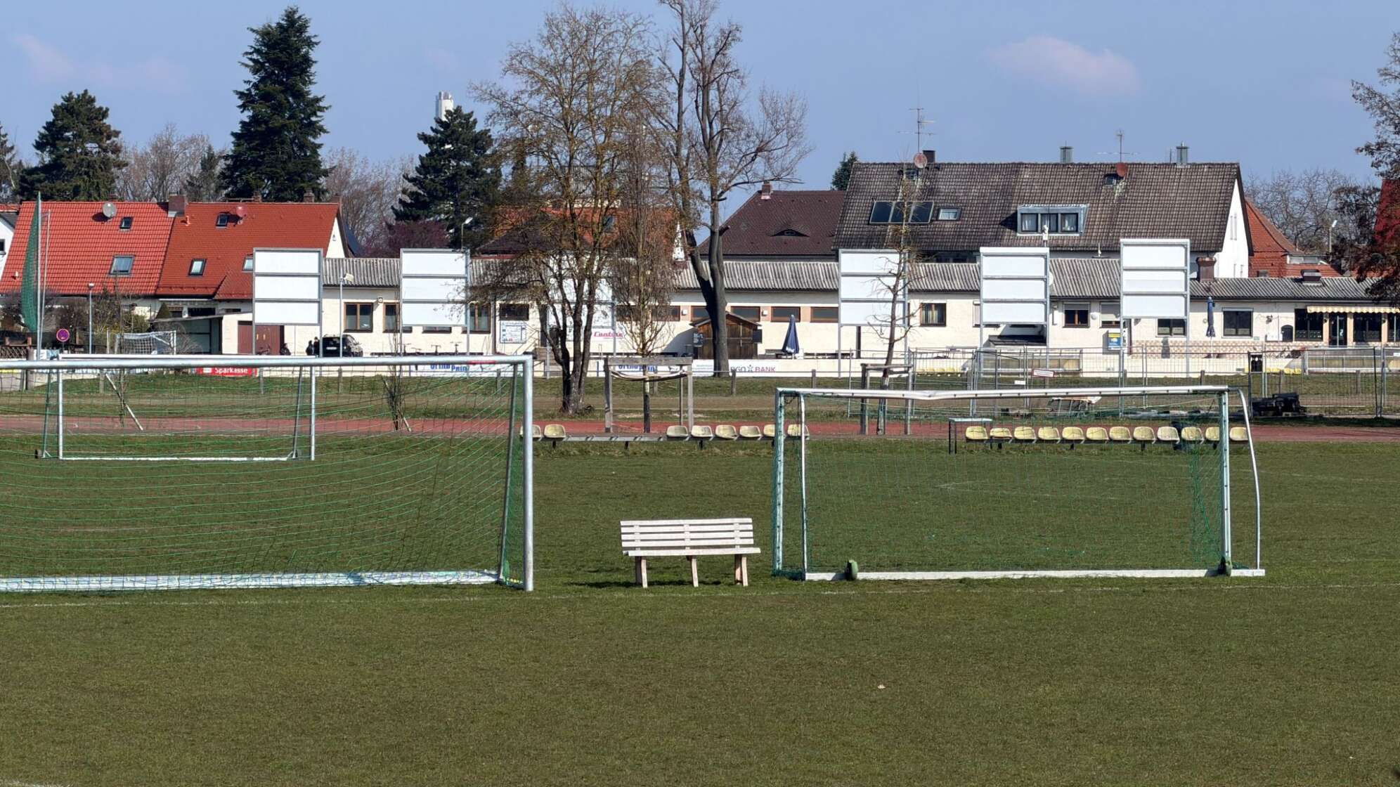 Fußballtor stürzt auf 7-jährigen Jungen