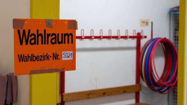 50 Prozent wählen bis Mittag - auch die Spitzenkandidaten