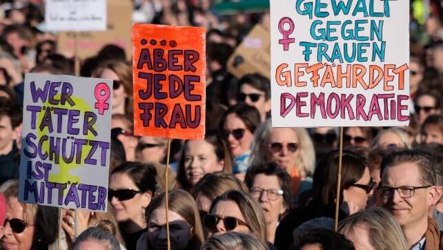 Tausende bei Demo gegen digitale sexuelle Gewalt in Berlin