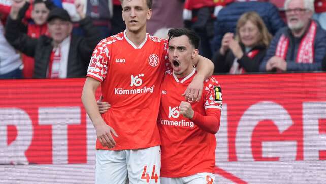 Mainz feiert Derby-Sieg gegen Frankfurt und Paul Nebel