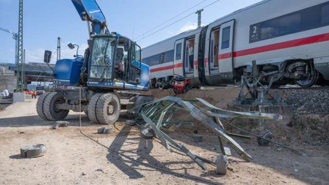 ICE fährt gegen Baggerarm - Baggerfahrer verletzt
