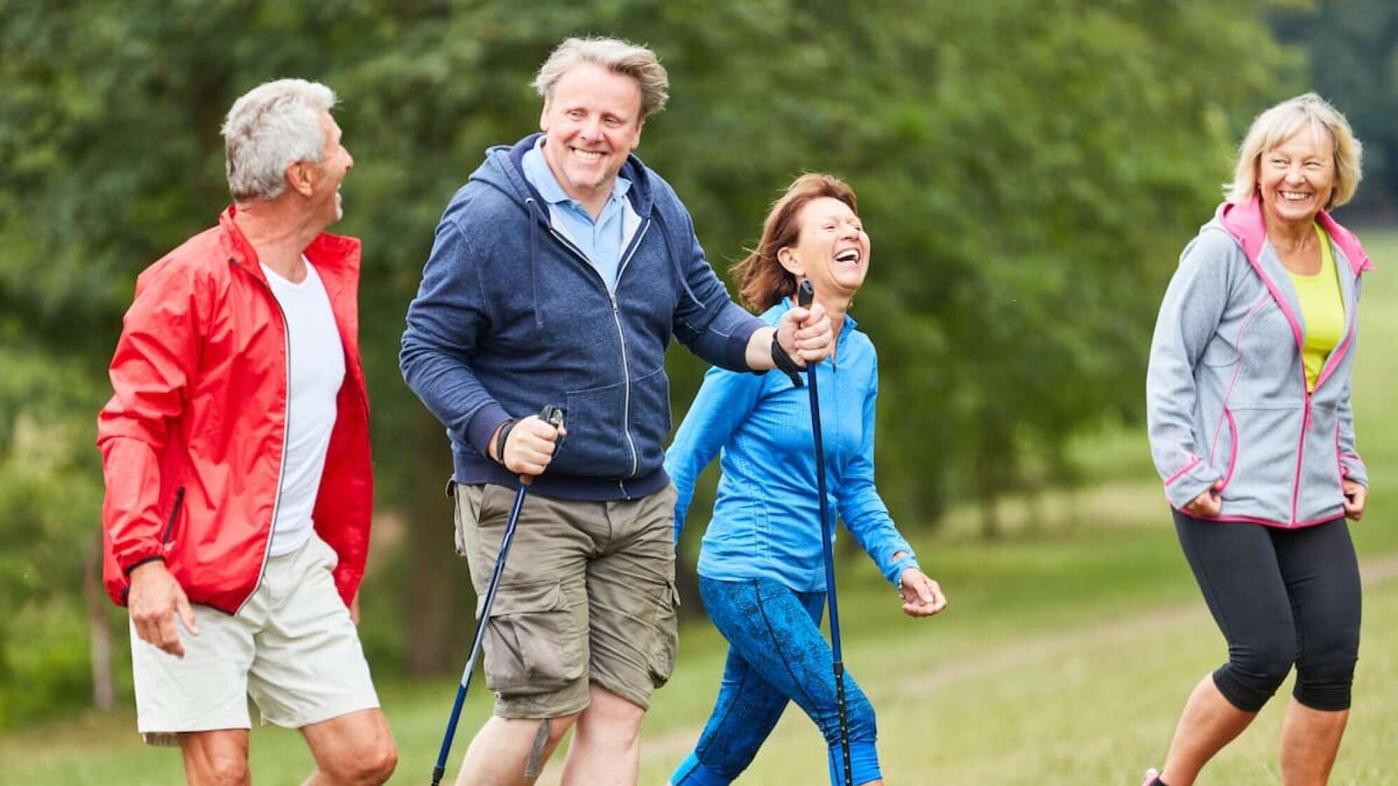 Personen im höheren Alter gehen aktiv spazieren
