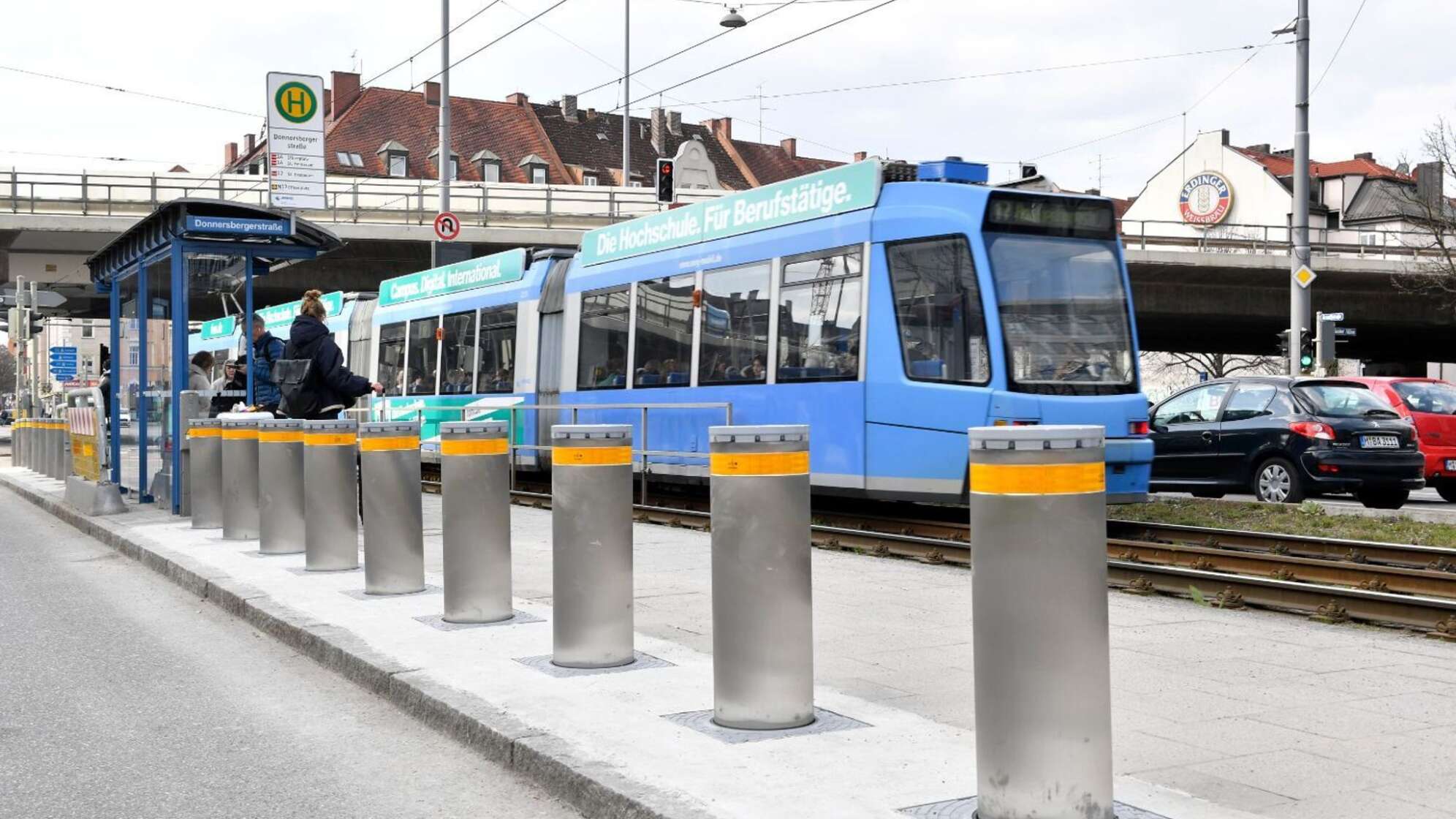 Poller schützen nach Unfällen die Tramhaltestelle