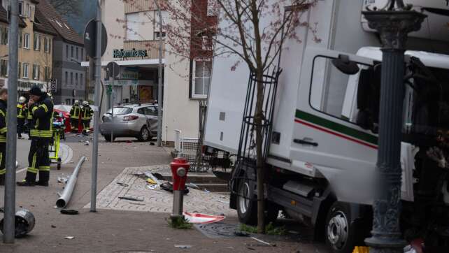 Trümmer und Entsetzen: Lastwagen überfährt Mutter und Kind