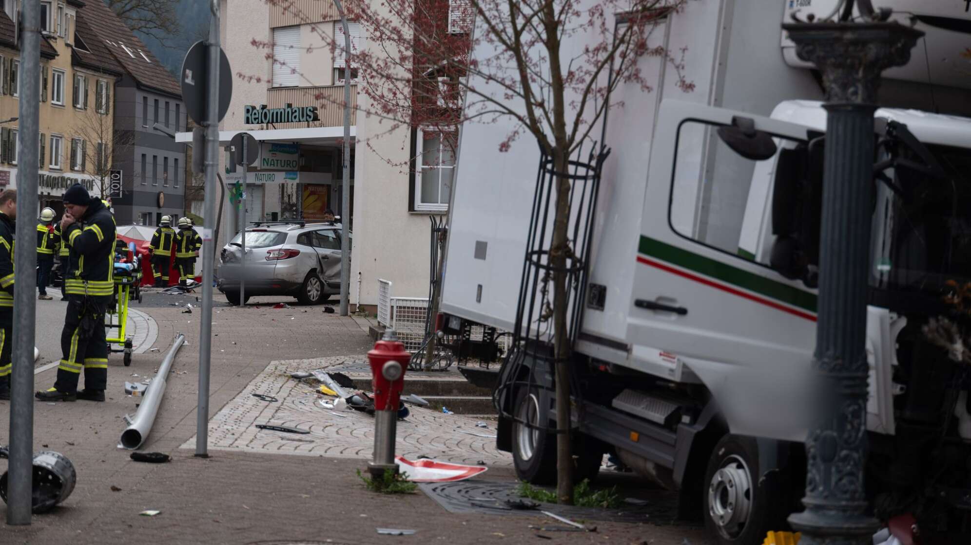Lastwagen erfasst Mutter und Kind - beide tot