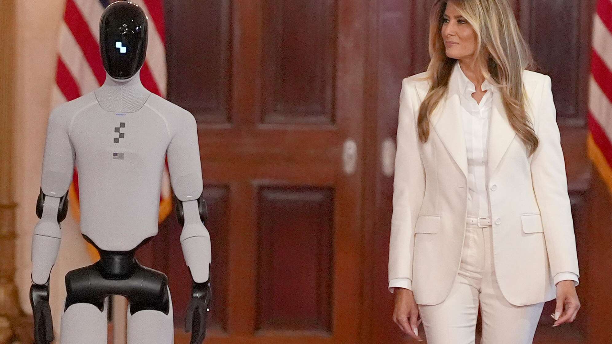 Melania Trump in Begleitung eines humanoiden Roboters