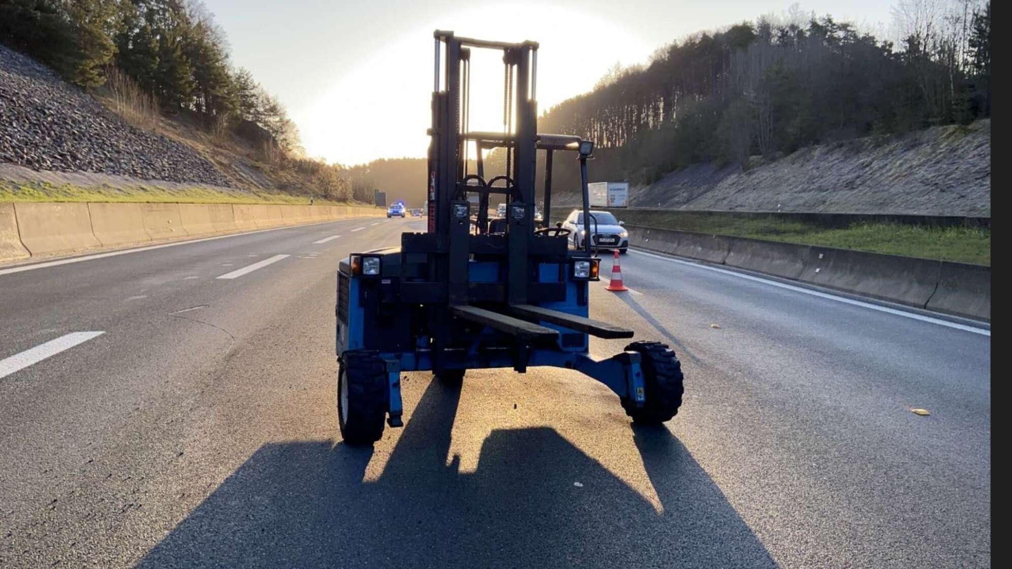Lastwagen verliert Gabelstapler auf Autobahn