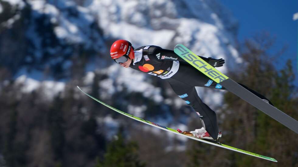 Deutsche Skispringer fliegen am Podest vorbei